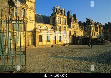 FRANKREICH. SEINE ET MARNE (77) FONTAINEBLEAU DAS SCHLOSS UND DER HOF DES WEISSEN PFERDES Stockfoto