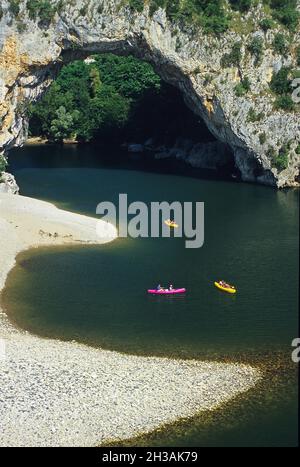 FRANKREICH. ARDECHE (07) VALLON PONT D'ARC AM FLUSS ARDECHE Stockfoto