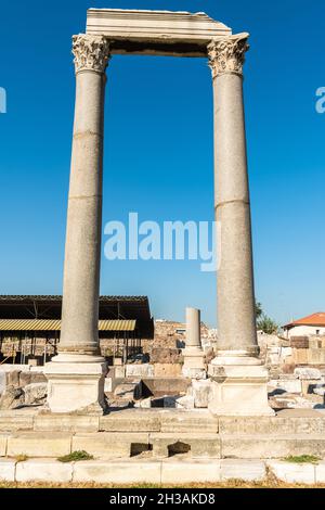 Korinthische Säulen auf der antiken Agora-Stätte in Izmir, Türkei. Ursprünglich von den Griechen im 4. Jahrhundert v. Chr. erbaut, wurde die Agora von einem Erdkl ruiniert Stockfoto