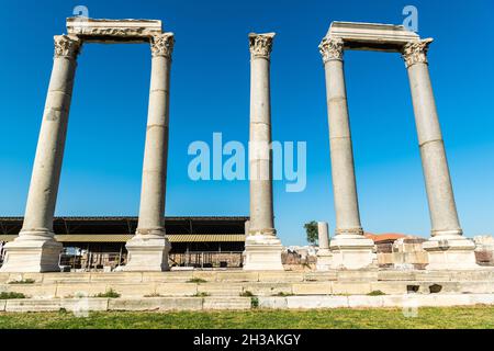 Korinthische Säulen auf der antiken Agora-Stätte in Izmir, Türkei. Ursprünglich von den Griechen im 4. Jahrhundert v. Chr. erbaut, wurde die Agora von einem Erdkl ruiniert Stockfoto