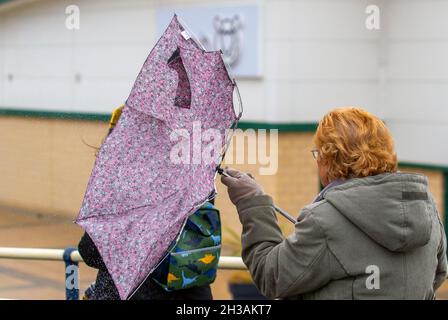 Southport, Merseyside. Wetter in Großbritannien. 27 Okt 2021. Nasser und windiger Tag im nordwestlichen Badeort. Wolkig und windig, das Regenband grenzt vom Nordwesten an. Ein Teil des Regens dürfte zeitweise stark und anhaltend sein. Quelle: MediaWorldImages/AlamyLiveNews Stockfoto