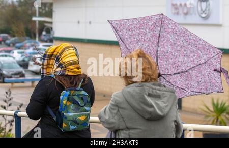 Southport, Merseyside. Wetter in Großbritannien. 27 Okt 2021. Nasser und windiger Tag im nordwestlichen Badeort. Wolkig und windig, das Regenband grenzt vom Nordwesten an. Ein Teil des Regens dürfte zeitweise stark und anhaltend sein. Quelle: MediaWorldImages/AlamyLiveNews Stockfoto