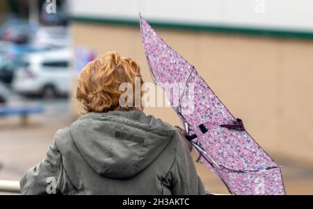 Southport, Merseyside. Wetter in Großbritannien. 27 Okt 2021. Nasser und windiger Tag im nordwestlichen Badeort. Wolkig und windig, das Regenband grenzt vom Nordwesten an. Ein Teil des Regens dürfte zeitweise stark und anhaltend sein. Quelle: MediaWorldImages/AlamyLiveNews Stockfoto