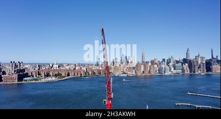 Luftaufnahme in Brooklyn über der Baustelle eines neuen Gebäudes mit einem großen roten Kran. Stockfoto