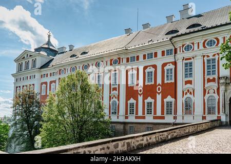 Broumov, Tschechische Republik - Mai 21,2021. Benediktinerkloster mit der Kirche St. Vojtech im gotischen Stil gebaut.Es verfügt über eine einzigartige Klosterbibliothek Stockfoto