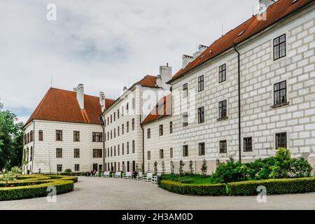 Trebon, Tschechische Republik.Renaissance-Schloss mit barockem Brunnen umgeben von herrlichen englischen Stil Park.Castle in beliebten Kurort, Südböhmen Stockfoto