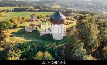 Luftaufnahme der Ruinen der Burg Hartenstejn in Westböhmen, Tschechische Republik.spätgotische mittelalterliche Burg auf prominenten Hügel gelegen.Blick auf Aussichtsturm Stockfoto