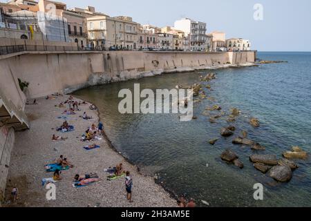 Ortigia, Syrakus, Sizilien - 20. Juli 2021: Strände auf der Insel Ortigia Stockfoto