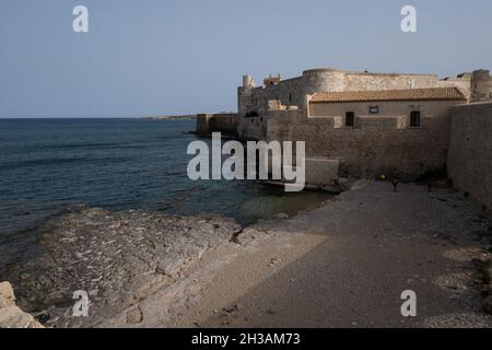 Ortigia, Syrakus, Sizilien - 20. Juli 2021: Strände auf der Insel Ortigia Stockfoto