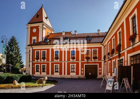 Ostrov, Tschechische Republik-Oktober 10,2021.Schloss im Barockstil gebaut, umgeben von einem schönen Park mit Brunnen, Teichen und künstlichen Felsen. Stockfoto