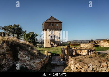 Ansicht der Ruinen der Burg Hartenstejn in Westböhmen, Tschechische Republik.spätgotische mittelalterliche Burg auf prominenten Hügel gelegen.Blick auf Aussichtsturm Stockfoto