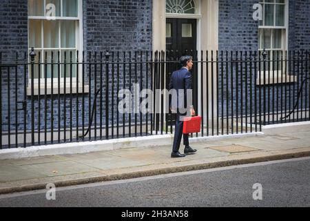 Westminster, London, Großbritannien, 27. Oktober 2021. Sunak geht alleine zum Auto vor der 11 Downing Street mit der legendären roten Box am Budget Day. Kredit: Imageplotter/Alamy Live Nachrichten Stockfoto