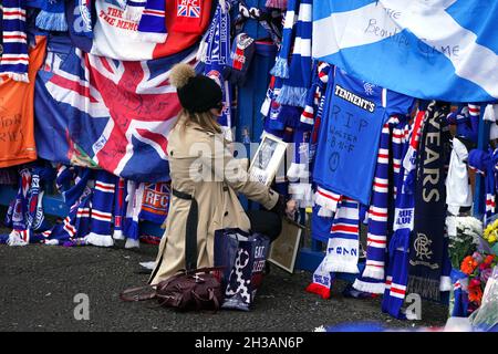 Im Ibrox Stadium werden weiterhin Ehrungen zum Gedenken an den ehemaligen Schottland, die Rangers und den Everton-Manager Walter Smith, der gestern (Dienstag, 26. Oktober) im Alter von 73 Jahren verstorben ist, abgehalten. Bilddatum: Mittwoch, 27. Oktober 2021. Stockfoto