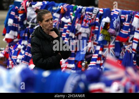 Im Ibrox Stadium werden weiterhin Ehrungen zum Gedenken an den ehemaligen Schottland, die Rangers und den Everton-Manager Walter Smith, der gestern (Dienstag, 26. Oktober) im Alter von 73 Jahren verstorben ist, abgehalten. Bilddatum: Mittwoch, 27. Oktober 2021. Stockfoto