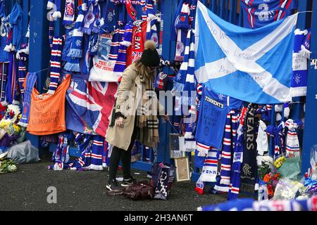 Im Ibrox Stadium werden weiterhin Ehrungen zum Gedenken an den ehemaligen Schottland, die Rangers und den Everton-Manager Walter Smith, der gestern (Dienstag, 26. Oktober) im Alter von 73 Jahren verstorben ist, abgehalten. Bilddatum: Mittwoch, 27. Oktober 2021. Stockfoto