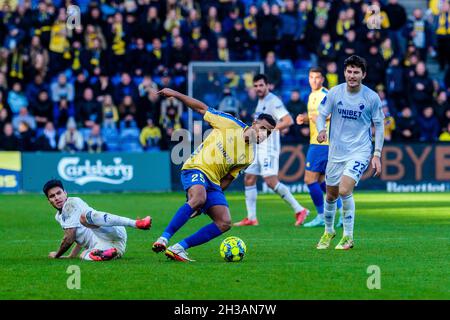 Broendby, Dänemark. Oktober 2021. Anis Ben Slimane (25) von Broendby IF und Kevin Diks (2) vom FC Kopenhagen beim 3F Superliga-Spiel zwischen Broendby IF und dem FC Copenhagen im Broendby Stadion in Broendby. (Foto: Gonzales Photo - Robert Hendel). Stockfoto