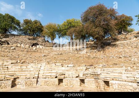 Ruinen des Amphitheaters in der antiken griechischen Stadt Teos in der türkischen Provinz Izmir. Teos war eine antike griechische Stadt an der Küste von Ionien. Teos war ein Flo Stockfoto
