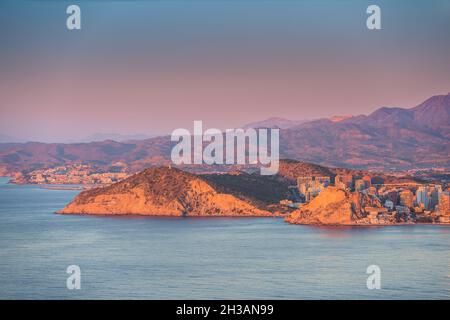 Panoramablick auf die felsige Küste an der Costa Blanca Alicante Mittelmeer bei Sonnenaufgang. Stockfoto