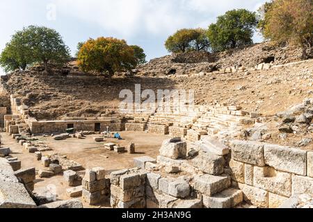 Ruinen des Amphitheaters in der antiken griechischen Stadt Teos in der türkischen Provinz Izmir. Teos war eine antike griechische Stadt an der Küste von Ionien. Teos war ein Flo Stockfoto