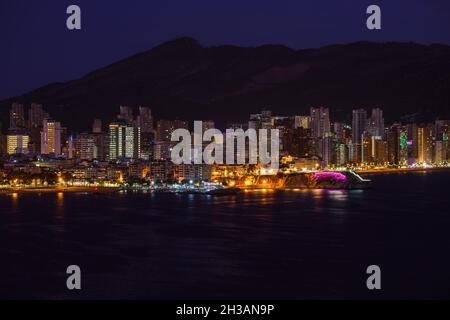 Nachtansicht von Benidorm Stadtbild berühmte Urlaubsstadt in Spanien Mittelmeerküste. Stockfoto