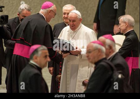 Rom, Italien. Oktober 2021. Italien, Rom, Vatikan, 21/10/27. Papst Franziskus begrüßt eine Gruppe französischer Bischöfe während der wöchentlichen Generalaudienz in der Aula von Papst Paul VI. Foto von Massimiliano MIGLIORATO/Catholic Press Bildnachweis: Independent Photo Agency/Alamy Live News Stockfoto