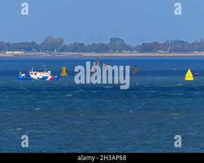 Sheerness, Kent, Großbritannien. Oktober 2021. Das Schiffswrack der SS Richard Montgomery sank mit 1400 Tonnen Sprengstoff, der noch an Bord ist, in 1944 1.5 Meilen nördlich von Sheerness, Kent. Briggs Marine wurde von der Gouverneur (Quelle bidstats.uk) einen Auftrag über 4,6 Millionen £zur Abtrennungen der Masten erhalten, um die Belastung des alternden Schiffes zu verringern. Briggs-Vermessung Schiff Thames Guardian (blauer Rumpf) gesehen Vermessung des Schiffswracks am Mittag. Kredit: James Bell/Alamy Live Nachrichten Stockfoto