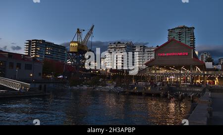 Schöner Blick auf die Shipyards, ein Viertel im Lower Lonsdale Bezirk in North Vancouver, Kanada im Abendlicht mit Gebäuden. Stockfoto