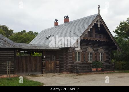 Eines der traditionellen russischen Holzhäuser in der Russischen Kolonie Alexandrowka (Russische Kolonie Alexandrowka) in Potsdam. Stockfoto