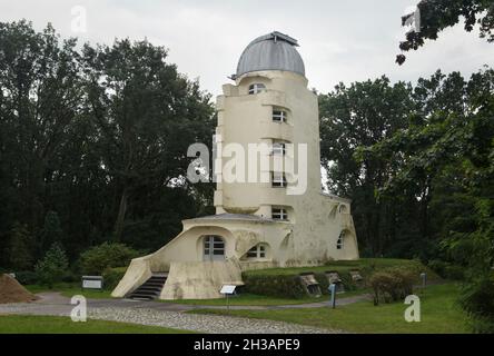 Einsteinturm im Wissenschaftspark Albert Einstein in Potsdam. Das vom deutschen expressionistischen Architekten Erich Mendelsohn entworfene astrophysikalische Observatorium wurde zwischen 1919 und 1921 auf dem Gipfel des Telegrafenbergs errichtet. Stockfoto