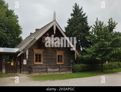 Eines der traditionellen russischen Holzhäuser in der Russischen Kolonie Alexandrowka (Russische Kolonie Alexandrowka) in Potsdam. Stockfoto