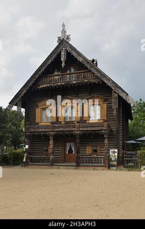 Eines der traditionellen russischen Holzhäuser in der Russischen Kolonie Alexandrowka (Russische Kolonie Alexandrowka) in Potsdam. Dieses Haus wird jetzt als russisches Restaurant genutzt. Stockfoto