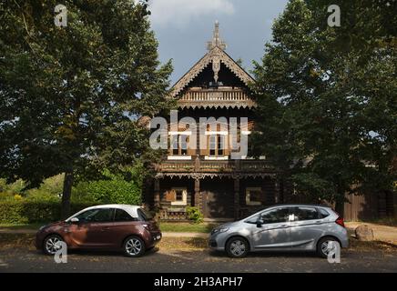 Eines der traditionellen russischen Holzhäuser in der Russischen Kolonie Alexandrowka (Russische Kolonie Alexandrowka) in Potsdam. Stockfoto