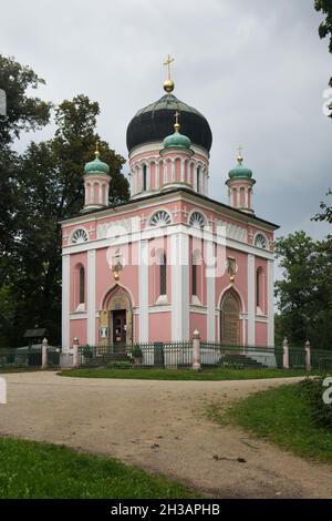 Alexander-Newski-Gedächtniskirche auf dem Kapellenberg in der Nähe der Russischen Kolonie Alexandrowka in Potsdam. Die russische Kirche, die vom russischen Architekten Wassilij Stasow im byzantinischen Revival-Stil entworfen wurde, wurde 1829 fertiggestellt. Stockfoto