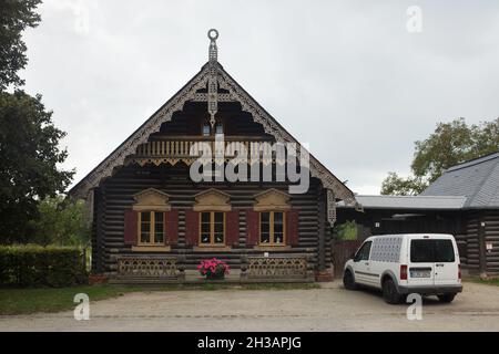 Eines der traditionellen russischen Holzhäuser in der Russischen Kolonie Alexandrowka (Russische Kolonie Alexandrowka) in Potsdam. Stockfoto