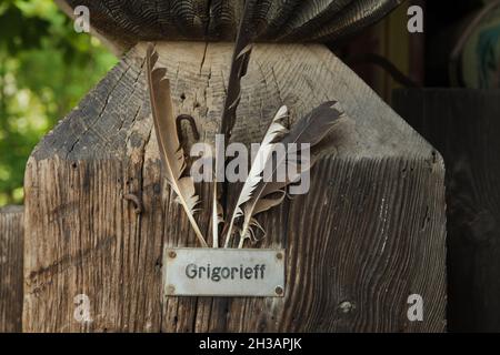 Tafel mit dem Namen der Familie Grigorieff auf einem der traditionellen russischen Holzhäuser in der Russischen Kolonie Alexandrowka in Potsdam. Stockfoto