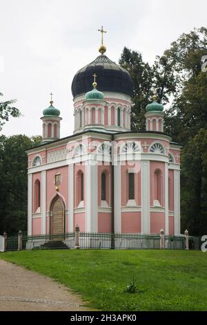 Alexander-Newski-Gedächtniskirche auf dem Kapellenberg in der Nähe der Russischen Kolonie Alexandrowka in Potsdam. Die russische Kirche, die vom russischen Architekten Wassilij Stasow im byzantinischen Revival-Stil entworfen wurde, wurde 1829 fertiggestellt. Stockfoto