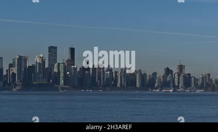 Wunderschöne Aussicht auf die Skyline von Vancouver mit Wolkenkratzern (Bezirk Coal Harbour) am Morgen am Ufer des Burrard Inlet Fjords. Stockfoto