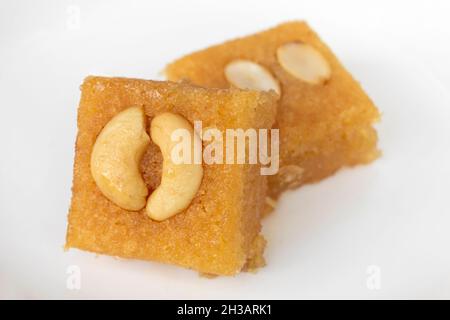 Frische hausgemachte Namoura Naher Osten süße Dessert Grießgebäck Kuchen in Istanbul Türkei Stockfoto