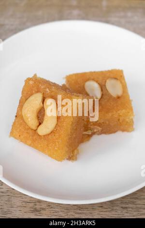 Frische hausgemachte Namoura Naher Osten süße Dessert Grießgebäck Kuchen in Istanbul Türkei Stockfoto