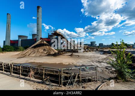 Weisweiler, Deutschland. Das mit Brauncoal betriebene Kraftwerk Weisweiler ist noch in Betrieb und wird von der eigenen Braunkohlemine auf einer Entfernung von rund 20 Kilometern betrieben. Stockfoto