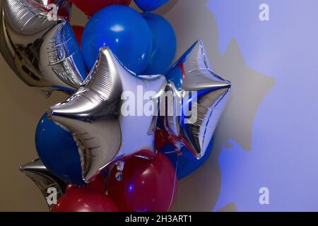 Blaue, silberne und rote Ballons. Dekorationen für den Urlaub. Leer für eine Grußkarte. Stockfoto