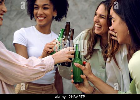 Freundinnen toasten Bierflaschen - Konzept von Sorglosigkeit und Zweisamkeit - nur Frauen Stockfoto