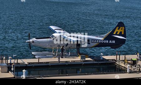 Blick auf ein Wasserflugzeug der Marke De Havilland Canada DHC-3 Otter, das von der Fluggesellschaft Harbour Air betrieben wird und am Vancouver Harbour Flight Centre festmacht. Stockfoto