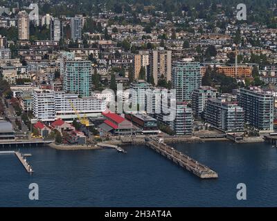 Luftaufnahme von North Vancouver, gelegen am Ufer des Burrard Inlet, mit den Werften und dem Viertel Lower Lonsdale mit Wohngebäuden. Stockfoto