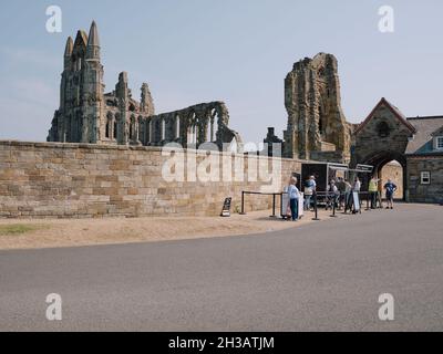 Der Eingang zu den gotischen Ruinen der Abtei von Whitby ein christliches Kloster aus dem 7. Jahrhundert, das später zu einer Benediktinerabtei wurde, die von English Heritage verwaltet wird Stockfoto