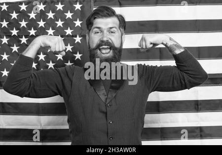 Glücklicher bärtiger Mann. Feiertag des Unabhängigkeitstages. usa feiern den 4. juli. englisch lernen. Patriotischer Feiertag des Unabhängigkeitstages Stockfoto