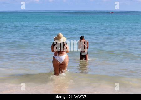 Interrassisches Paar an einem Strand, weiße übergewichtige Frau und ihr schwarzer Freund im Meerwasser Stockfoto