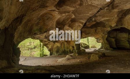 In der Mühlsteinhöhle Hohllay im Wald Mullerthal, Berdorf, Luxemburg Stockfoto