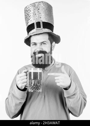 Alkoholkonsum ist ein integraler Bestandteil von Saint patricks Day. Irischer Tradition. Mann brutal bärtiger Flusspferd trinken Pint Bier. Irish Pub. Grüner Bierbecher. Trinken Stockfoto