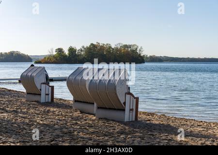 Herbstliche Stimmung, an der Badestelle auf der Prinzeninsel im Großen Plöner See. Strandkörbe beladen ein zum Verweihen Stockfoto